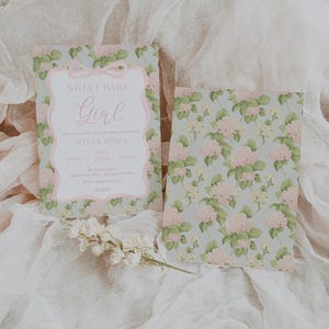 Pu&ograve; includere: Un invito a un baby shower rosa e bianco con un motivo floreale sul retro. L'invito recita "Sweet Baby Girl" e include il nome "Alyssa Jones" e la data "Settembre 2019".