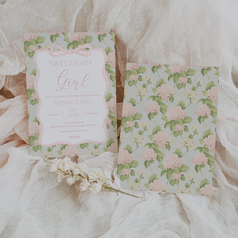 Pu&ograve; includere: Un invito a un baby shower rosa e bianco con un motivo floreale sul retro. L'invito recita "Sweet Baby Girl" e include il nome "Alyssa Jones" e la data "Settembre 2019".