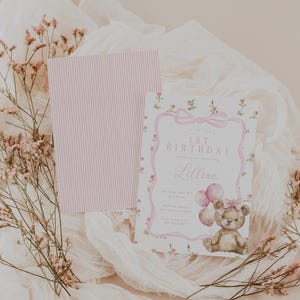 Invito per il primo compleanno con fiocco rosa e orsetto con palloncini, fiori rosa e invito con orsetto, 2748