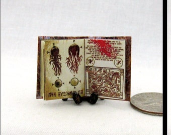 Le LIVRE des MORTS, maison de poupée miniature à l'échelle 1:12, livre à couverture rigide illustré Necronomicon Ex-Mortis Evil Dead