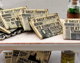 1:24 Scale 2 DAILY PROPHET NEWSPAPERS Miniature Dollhouse 1/2" Scale Illustrated Magic Witch Popular Boy Wizard Breakout Azkaban