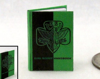 GIRLSCOUTS HANDBUCH Miniatur-Puppenhaus im Maßstab 1:12, lesbar, illustriert, Hardcover-Buch, grüner Einband