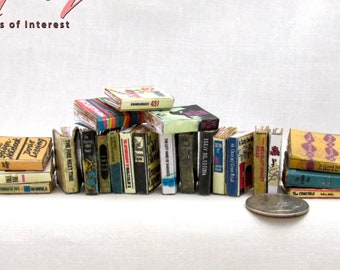 LIBROS CLÁSICOS MODERNOS Juego de 22 libros de utilería en casa de muñecas en miniatura, libros de imitación a escala 1:12