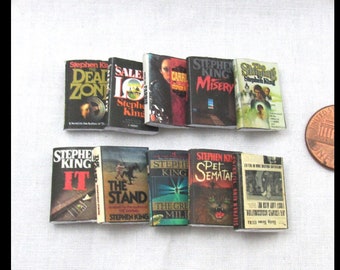 10 livres pour accessoires miniatures STEPHEN KING à l'échelle 1:12, lot de 10 faux livres Dead Zone Salem Carrie Misery IT Pet Sematary Cemetery