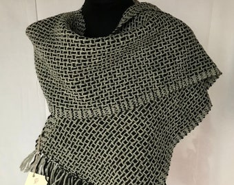 Sciarpa in pura lana vergine Merinos grigia  "Gioco di prestigio"