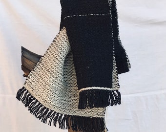 Sciarpa, tessuta con telaio a mano,  in pura lana Merinos, a due colori.