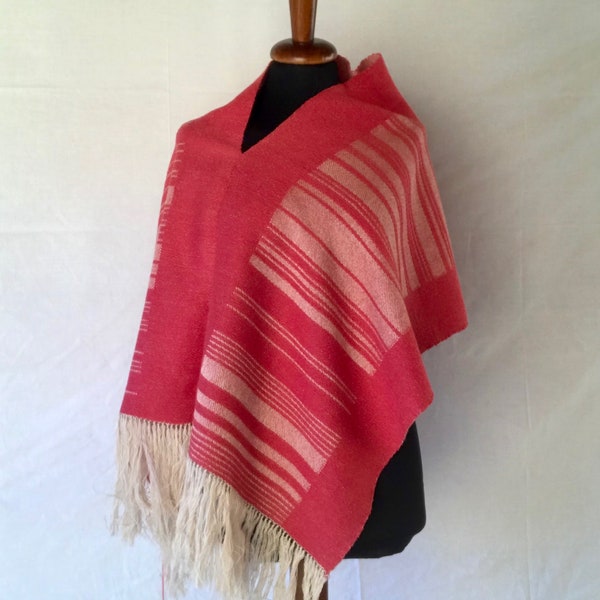 Poncho, tessuto su telaio a mano, in pura lana Merinos e pura seta rosso amaranto