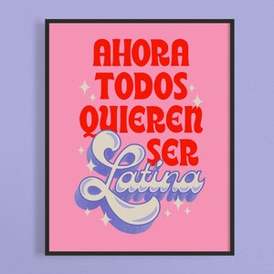 Könnte beinhalten: Ein gerahmter rosa Kunstdruck mit dem Text "AHORA TODOS QUIEREN SER Latina" in roter und blauer Schrift. Der Druck hat einen Retro-Stil mit Sternakzenten.