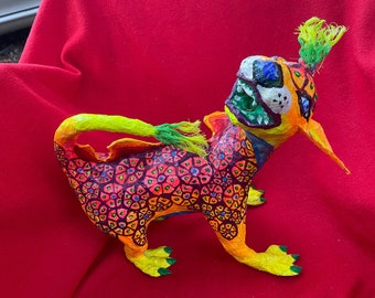 Arte popular mexicano Gato Alebrije colorido, ecléctico y eléctrico, con diseños de peyote