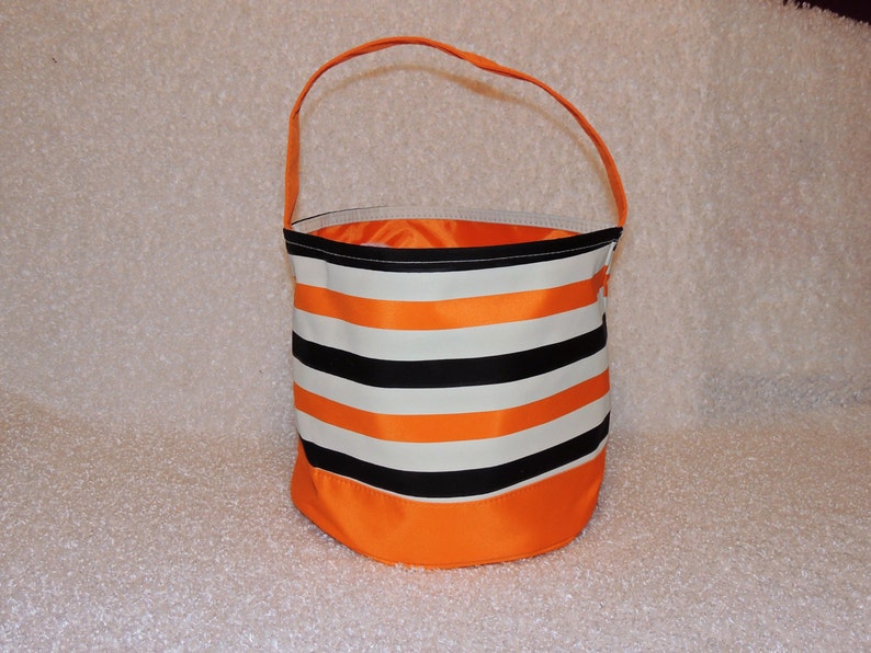 Monogrammed Halloween bag, Halloween bucket, Beach tote, treat or trick bag, Sand bucket, baby gift Bild 3