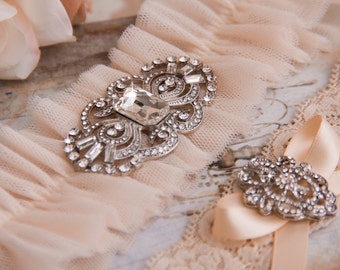 Immagini Stock - Bella Giarrettiera In Pizzo Per La Sposa È Sul Tavolo. Image 65094647