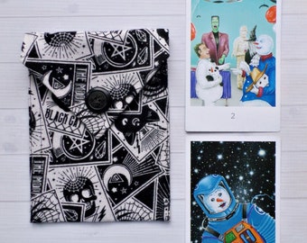 Bolsa de Tarot con Calavera y Botón Vintage: Estuche para Cartas de Oráculo de Brujería