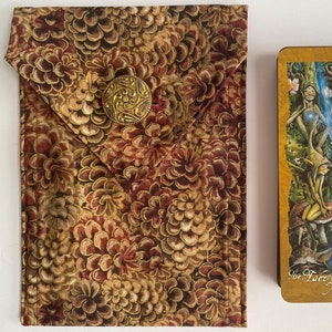 Bolsa de tarot con piñas doradas: bolsas hechas a mano para barajas grandes de tarot u oráculo; bolsa de tarot personalizada con botón vintage