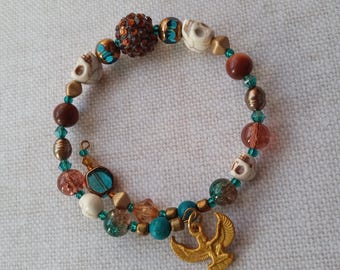 Armband med egyptiskt tema och dödskalle, pärlor och berlock