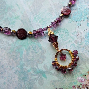 Violette Halskette mit drahtgewickeltem Perlenanhänger