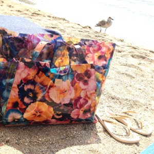 Bolsa de playa floral Bolsa de mano floral Tote de playa grande Bolsas de playa impermeables Bolsa de mano de gran tamaño. Bolso tote floral imagen 4