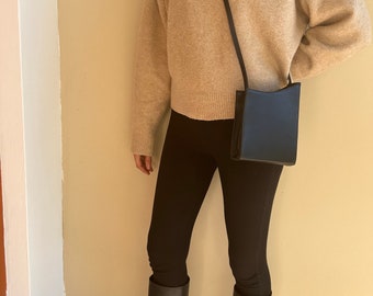 Umhängetasche. Umhängetasche aus Leder. Strukturierte Tasche. Mini Umhängetasche.
