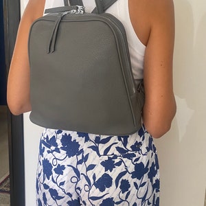 Sac à dos en cuir. Sac à dos en cuir gris. Sac de voyage en cuir. Sac à dos de tous les jours.