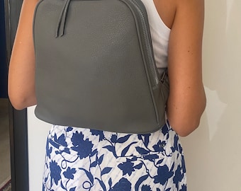 Mochila de cuero. Mochila de cuero gris. Bolsa de viaje de cuero. Mochila para todos los días.