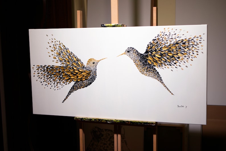 Hedendaagse abstracte gouden kolibries tweeluik schilderij origineel gouden vogels getextureerde olieverf paletmes moderne kunst canvas door Denisa afbeelding 3