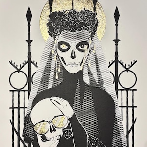 Può includere: Stampa artistica in bianco e nero raffigurante una figura scheletrica con un'aureola e una corona dorate, che tiene in mano un teschio con occhiali da sole dorati. La stampa include il testo "OUR LADY OF ETERNAL GLOOM-GILDED".