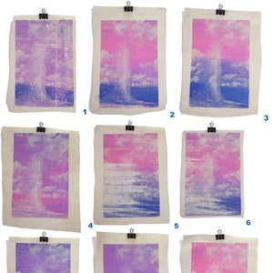 Puede incluir: Nueve impresiones diferentes de un diseño abstracto colorido con tonos rosas, azules y morados. El diseño presenta una línea vertical de color con un patrón de nubes.