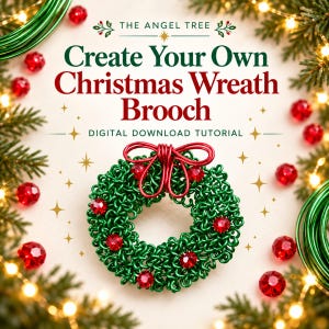 Puede incluir: Un tutorial de descarga digital titulado The Angel Tree Create Your Own Christmas Wreath Brooch. La imagen muestra un broche de corona de alambre verde con un lazo de alambre rojo y detalles de cristales rojos, rodeado de ramas.