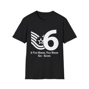 Pode incluir: T-shirt preto com um design branco. O design inclui uma estrela e listras, o número 6 e o texto "If You Know, You Know Six - Seven."
