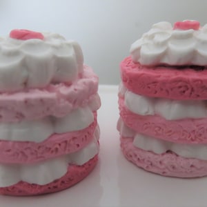 1:3 Scale MINI-CAKES, three-layered with clear covered serving dish *** For 16-22&quot; dolls
