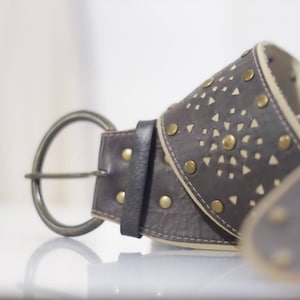 Vintage Wide Studded Openwork Tooled Belt Faux Leather Copper Circle Bukle Beige Brown Western Cowgirl Decorated Belt Size M Little Distress