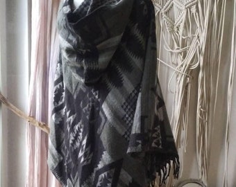 Vintage Tapestry Hooded Blanked Poncho Native Pattern Cape Tassels Fringed Ethnic Bohemian Aztec Navajo Warm Boho Poncho Southwestern
