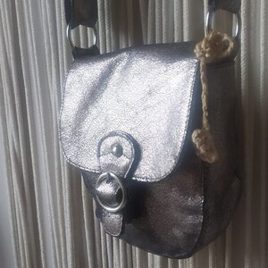 Vintage Y2K Silber Umhängetasche kleine Messenger zierlich Geldbörse Bling Bling schimmernd Glanz Disco Schulter kleine Tasche lange Riemen verziert