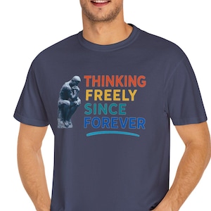 Camiseta del Pensador Independiente – «Pensando libremente desde siempre» / El Pensador de Rodin / Camiseta Orgullo Moderno