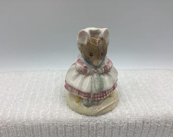 Beatrix Potter - The Old Woman that Lived in the Shoe Knitting - 1983. AL
