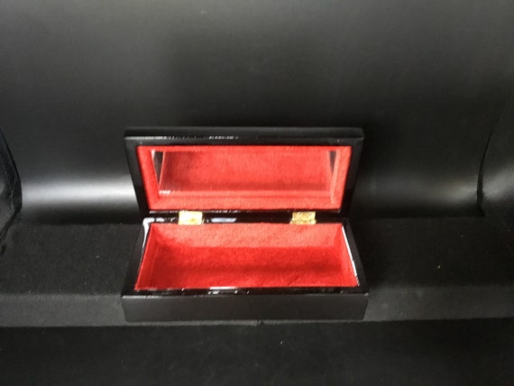 Beautiful Lacquerware Box with Geisha - image 3