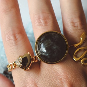 ラルビカイト ラージジェムストーンリング ゴールド、ラウンドポリッシュブラックストーンクリスタル、誕生石ジュエリーギフトアイデア、90年代スタイルの存在感のあるチャンキージュエリー