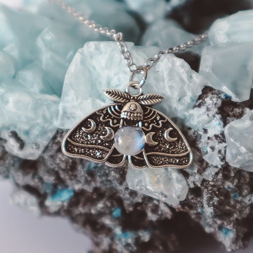 Collier pierre de lune Luna Moth pendentif pierres de naissance argent, accessoire chaîne bijoux, breloque zodiaque cancer, cadeau fait main de style féerique sorcier