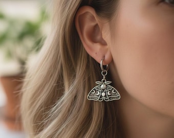 Hangoorbellen Moon Moth, roestvrijstalen Huggies met hendel, Luna Moth-oorbellen