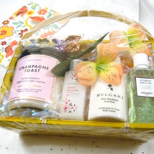 Luxus Mini Bad Spa Geschenkkorb Schaumbad Kerze Schokoladen personalisierte Karte Geburtstag gut Urlaub jeden Anlass