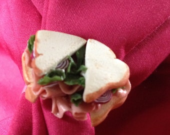 Sandwich à la dinde sur anneau blanc