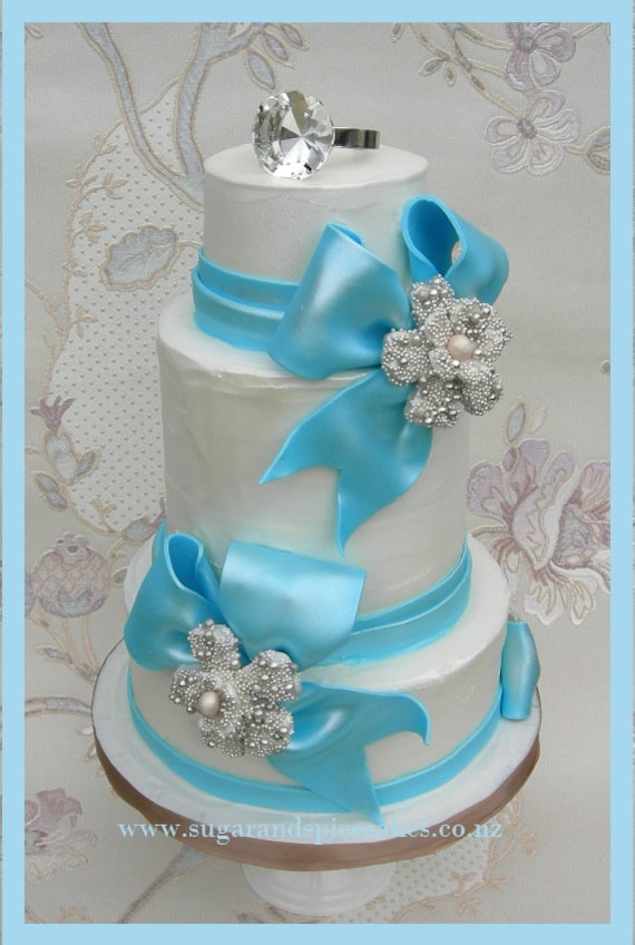 Fondant bow cake topper