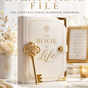 Könnte beinhalten: Ein weißes Hardcover-Arbeitsbuch mit dem Titel IF I DIE TONIGHT THE EVERYTHING FILE THE COMPLETE FAMILY HANDOVER WORKBOOK. Der Einband zeigt goldenen Text, ein Baum-Symbol und die Worte THE BOOK OF LIFE. Ein goldener Schlüssel liegt darauf.