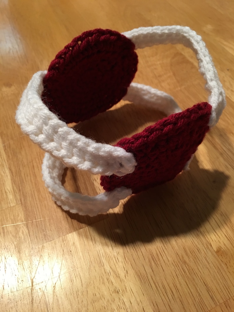 Puede incluir: Orejeras de ganchillo hechas a mano en rojo y blanco. Las orejeras son de color rojo intenso, y la diadema es blanca. El hilo texturizado crea un accesorio c&aacute;lido. Perfectas para el fr&iacute;o, estas orejeras ofrecen estilo y comodidad. Circunferencia de unos 40 cm.