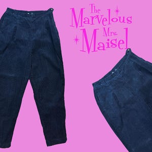 Könnte beinhalten: Dunkelmarinefarbene Cordhose mit hohem Bund und Knopfverschluss. Die Hose hat eine Faltenfront und ein gerades Bein. Das Bild enthält auch den Text "The Marvelous Mrs. Maisel" in Pink.