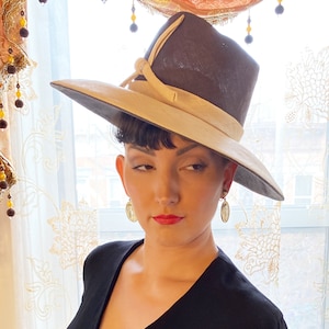 Vintage gedragen op Marvelous Mrs Maisel jaren 60 Adolfo Saks Fifth Avenue zwart wit zonnestro schuine brede rand hoed