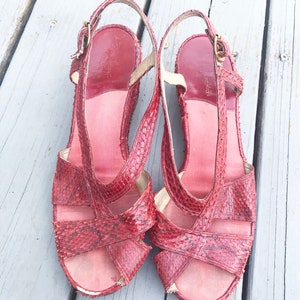 Vintage 1940s Wedge Sandals Red Snake Skin Size 7.5 8 image 3