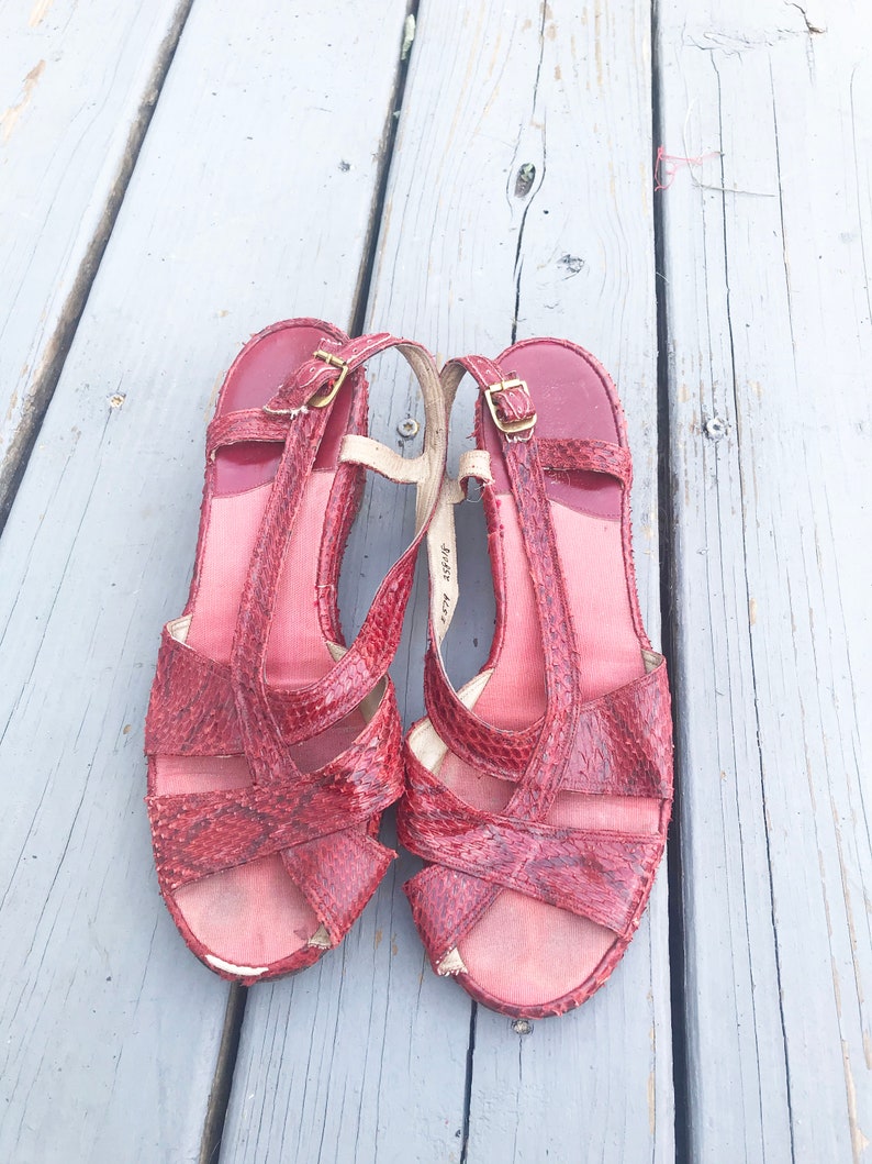 Vintage 1940s Wedge Sandals Red Snake Skin Size 7.5 8 image 2