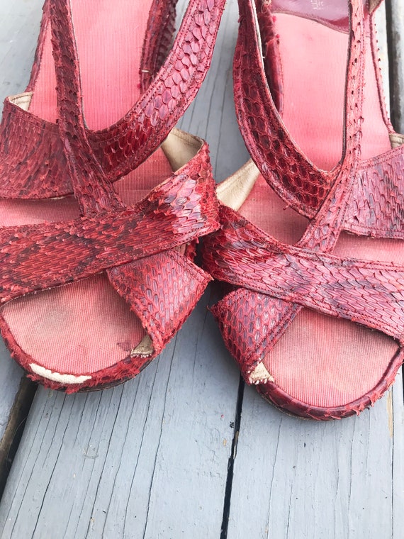 Vintage 1940s Wedge Sandals - Red Snake Skin Size… - image 4