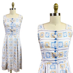 Robe d&#39;été imprimée marron bleu grec des années 1950 - Débardeur en coton bleu à boutons Taille : 29 po.