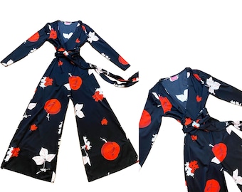 Macacão vintage raro da Frederick's of Hollywood dos anos 1970 - preto, branco, vermelho, floral, cintura amarrada, calças largas, cintura: 28